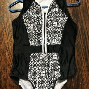 New black and white baiting suits 👙🕶